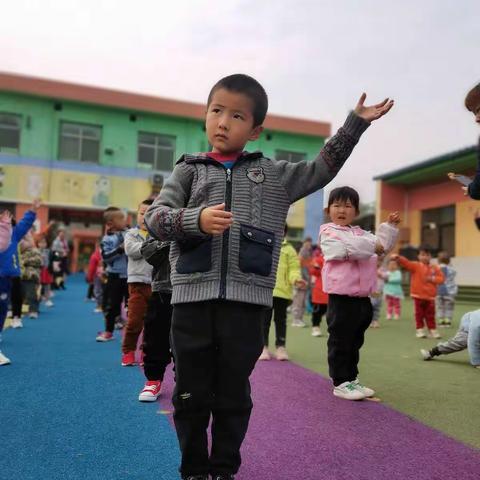 华州区莲花寺镇小天使幼儿园草莓班户外活动时间！