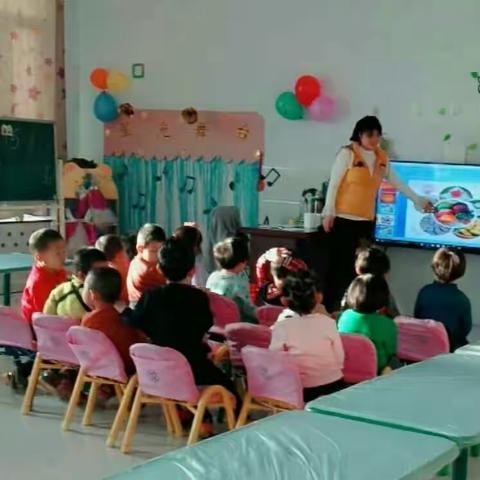 机关幼儿园小二班"团圆饺子乐"迎新年亲子联欢活动