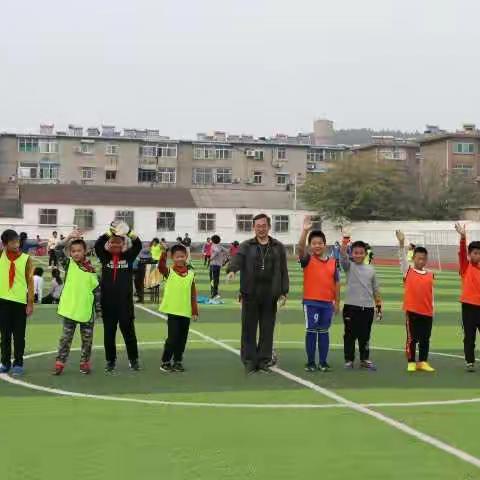 邹城市兖矿第二小学第四届“校长杯”足球联赛进行中