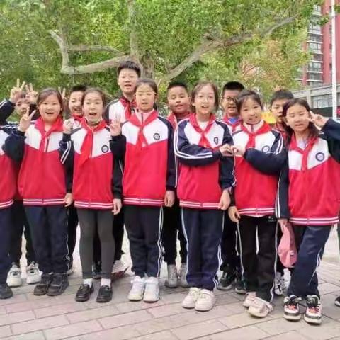 “五一劳动，美化环境”——永安路小学四（4）中队志愿者活动