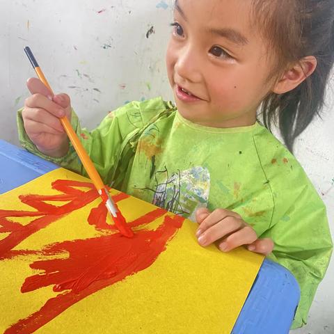 龙凤幼儿园美术兴趣班《小恐龙》