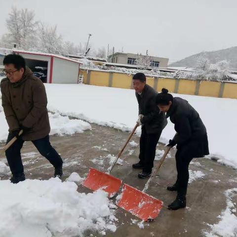 清扫积雪 保障安全