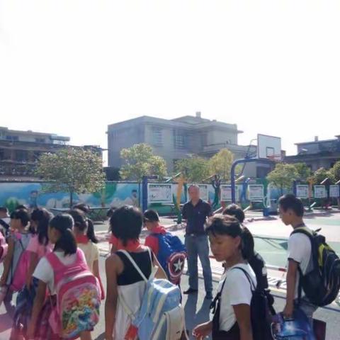 土桥镇中心小学放学路队