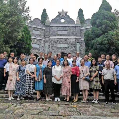 我们走在大路上