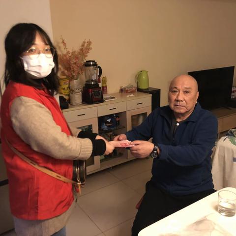 张家村街办开展为失能独居老人发放慰问金活动