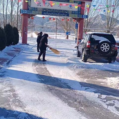 宋家营村“两委”干部积极清理积雪行动。