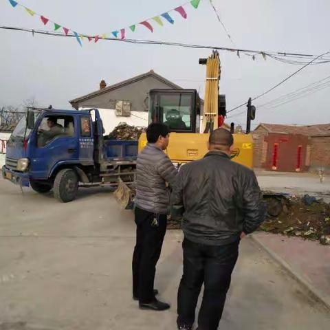 贾家营镇宋家营村集中清理积存垃圾，给全村营造一个良好的生活环境