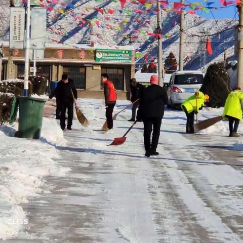 宋家营村“两委”干部响应号召清理积雪