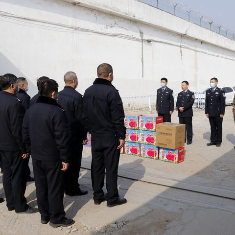 中牟县公安局党委春节前夕慰问看守所封闭执勤民警