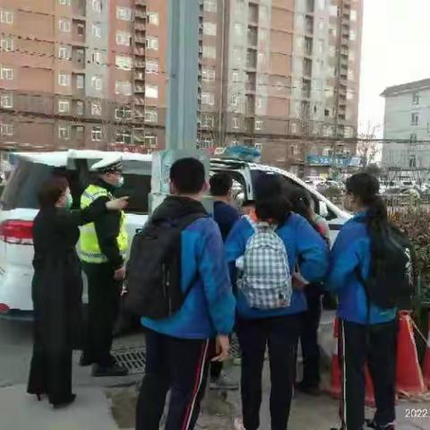 暖暖的回家路——华秦小学护学岗交警义务送学生回家