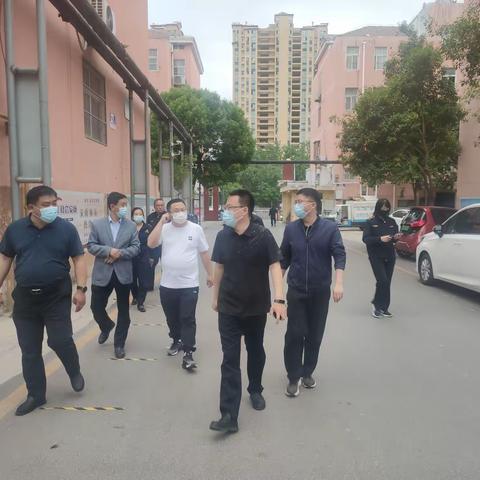 4月27日下午，区政府党组成员、副区长王连瑞到崔庄网格调度弱电线路治理和创城工作