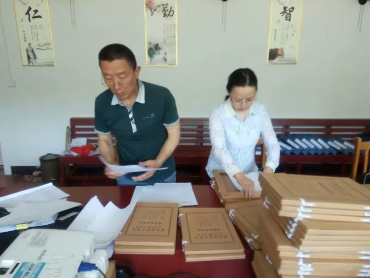 工行扶贫队员工作中