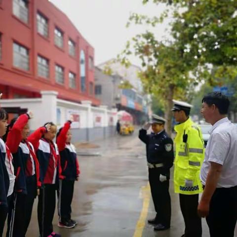 用心护学 风雨无阻 【兰考县裕禄小学】