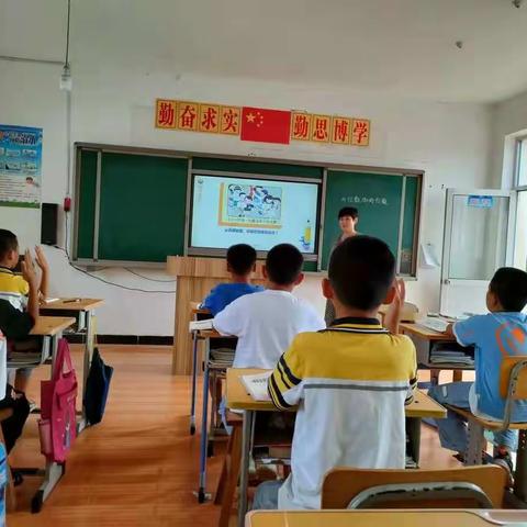 齐心协力共交流，听课评课促成长——甘草小学听评课活动