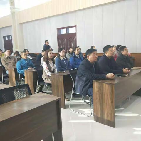 苏尼特右旗蒙古族中学党支部组织教职工收看收听十三届全国人大二次会议开幕式直播盛况