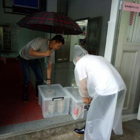 新时代文明实践志愿服务活动之雨天最美身影