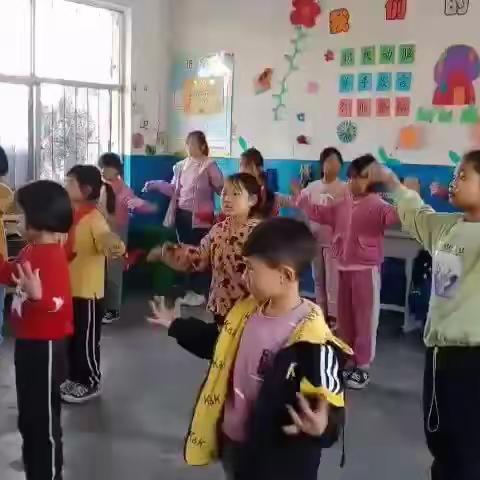 半坡镇白窑小学“社团放异彩，快乐伴成长”