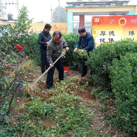 花生落金秋，师生乐分享。