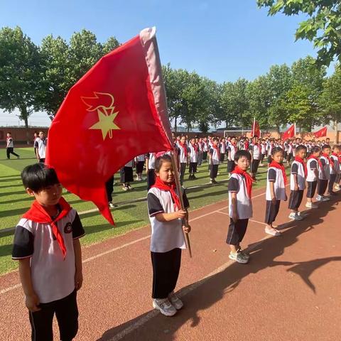 喜迎二十大 争做好队员——寿光市洛城街道浮桥联办小学少先队新队员分批入队仪式