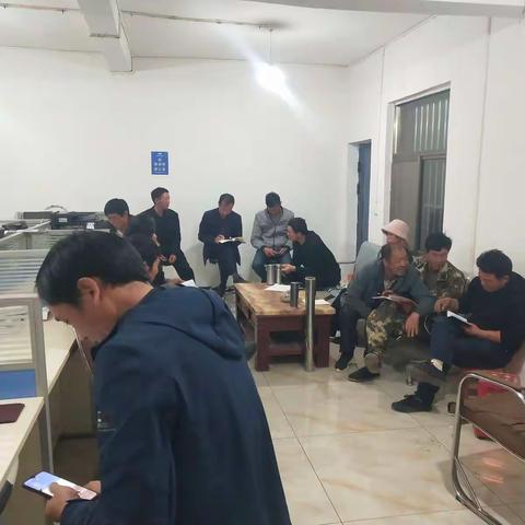 光山头村委会组织召开《动物春防》《劳动力技能培训》及当前各项工作会议