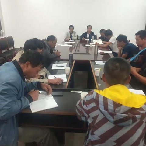 光山头村委会组织召开《命案防控白日攻坚》工作及当前各项工作会议