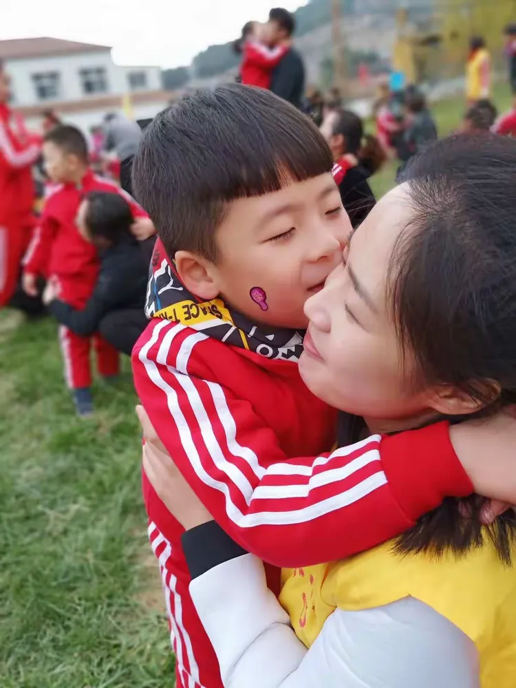 ❤❤❤一个甜甜的吻，让家长更温暖。