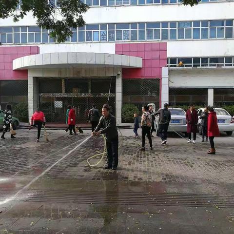 长治市人才信息市场组织全体工作人员贯彻落实环保要求组织大清扫活动