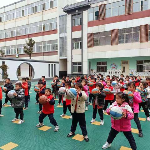 《我是拍球小能手》鱼台县第二实验小学附属幼儿园中一班