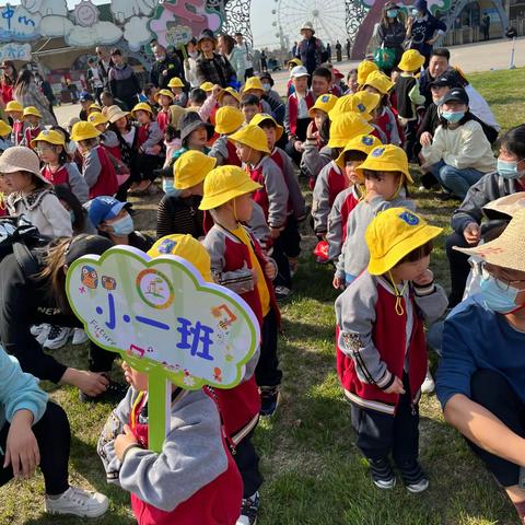 “大手牵小手，撑起绿色梦”——浦口区实验幼儿园小班年级组植树节亲子活动