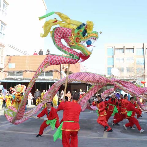 贺新岁 龙灯舞出新气象