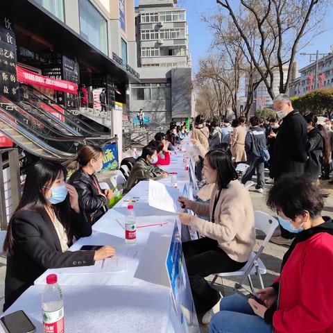 举办“春风送真情 援助暖民心”就业社区直通车招聘会