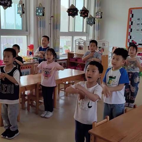 东智幼儿园中班母亲节律动《祝我老妈》