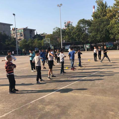 西安市鄠邑区电厂小学足球校外兴趣班活动简报