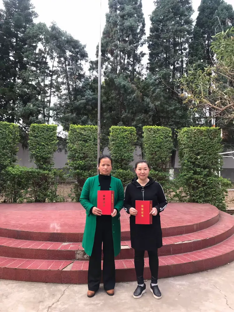 全体老师上场,在国旗下进行集体宣誓:我是大寨小学教师,愿用高尚的