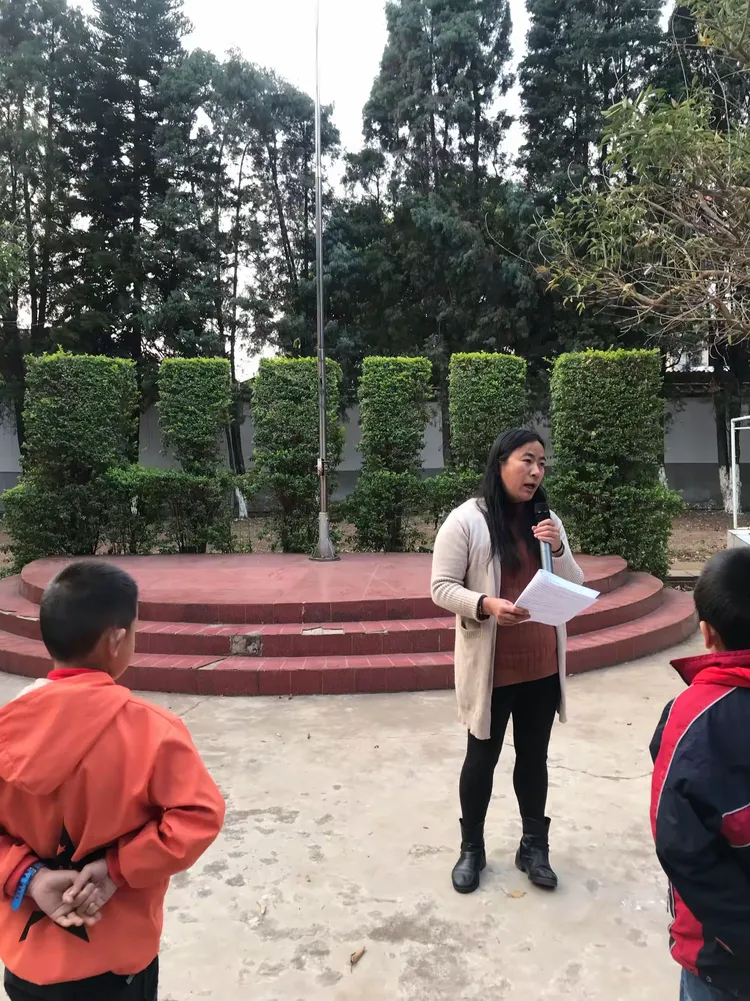 全体老师上场,在国旗下进行集体宣誓:我是大寨小学教师,愿用高尚的