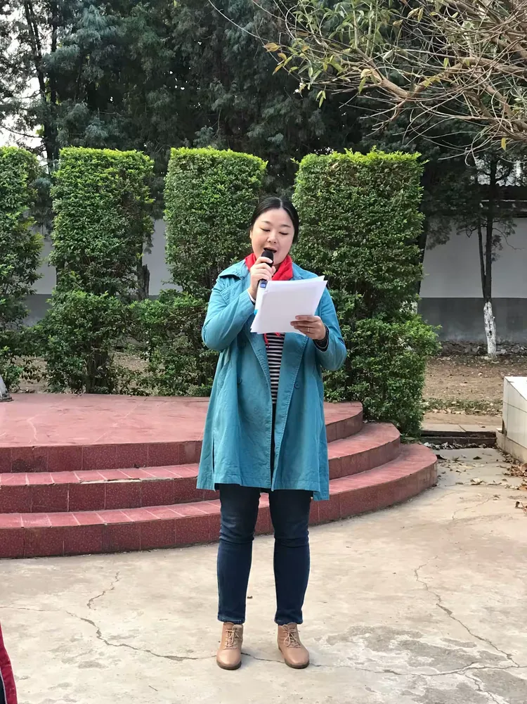 全体老师上场,在国旗下进行集体宣誓:我是大寨小学教师,愿用高尚的