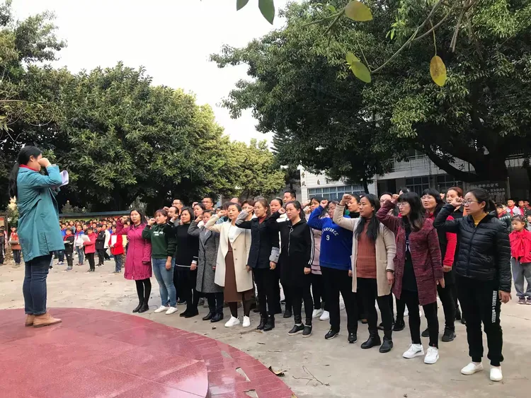 全体老师上场,在国旗下进行集体宣誓:我是大寨小学教师,愿用高尚的