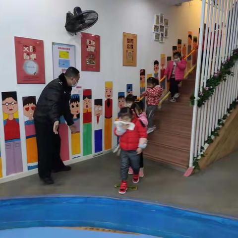 琴断口派出所星火社区苏发明警官在卡乐幼儿园消防演习