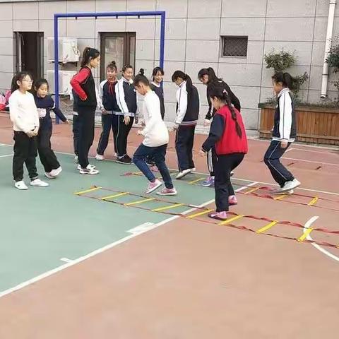 奋勇拼搏 青春飞扬——西关中心小学获区中小学排球比赛街办中心小学女子组第一名