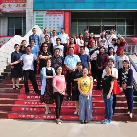 留影岳中校园 尽显青春风采 ————岳庙高级中学2019届毕业生青春毕业照