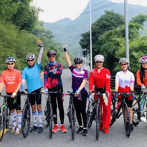 骑上单车🚴‍♀️🚴去王化丁家餐馆参加婚礼