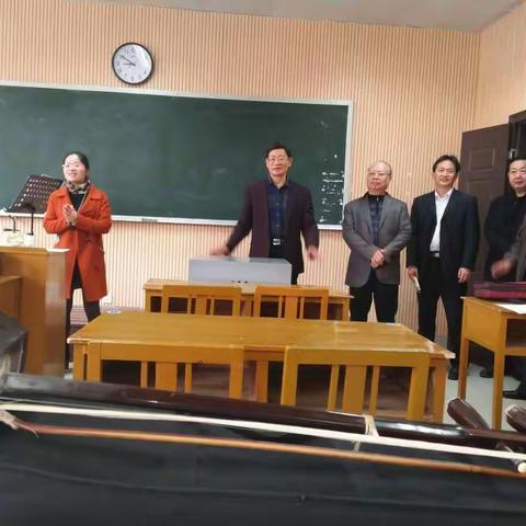 开学第一天校领导走进课堂看望师生