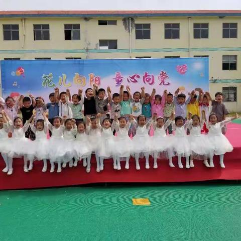用心呵护， 快乐成长⸺⸺王官集中心幼儿园小三班期末工作总结汇报