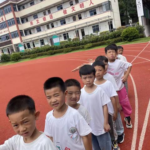 曹宅小学一（1）班接力赛精彩瞬间