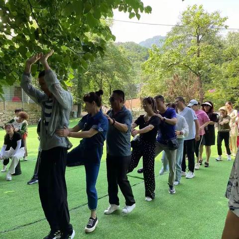 携手共进 激情工作  快乐生活——小红星团建活动