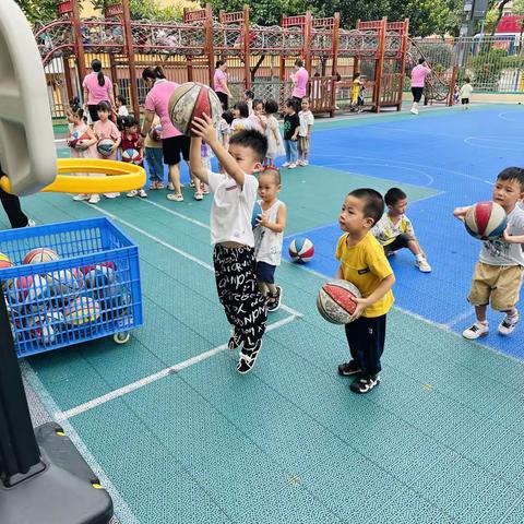 阳光☀️正好，微风轻轻🍃小可爱们出来活动了！看看我们今天的户外活动《投篮》