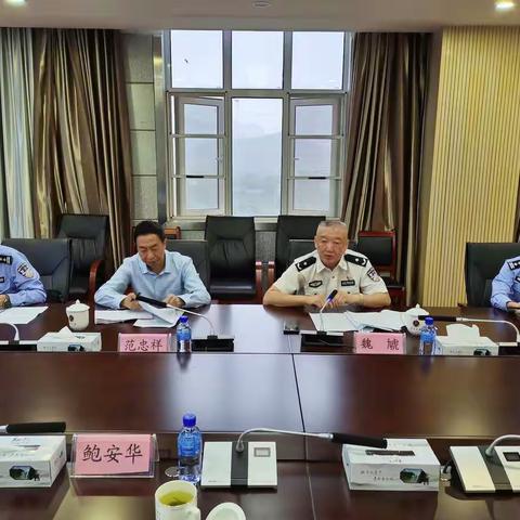 魏虓同志陪同省厅特邀监督员范忠祥同志到镇宁县公安局调研