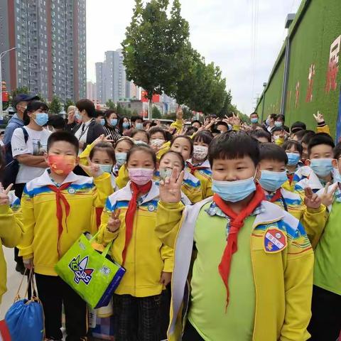 冰雪奇缘，助力冬奥会——正定县子龙小学三（8）班趣味滑冰