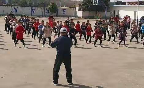 学健身气功 营造和谐校园一一镇平县健身气功巡回教学乔沟站纪实