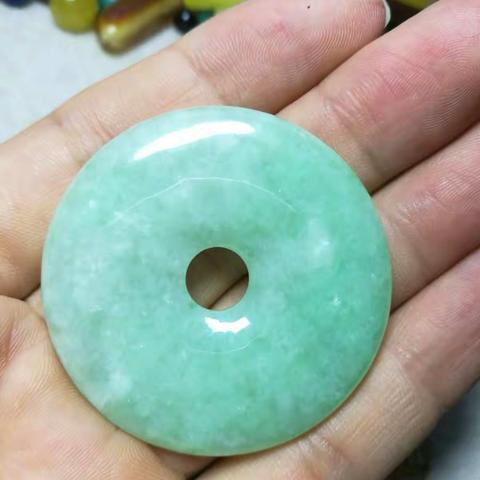 玉专辑，翡翠为主。